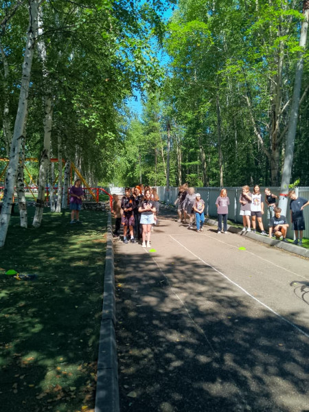 Спортивные баталии: эстафета между 1 и 2 отрядами